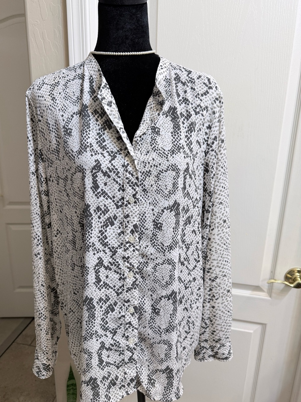 J. Crew White and Gray Snake Print Button-Down Shirt Size L